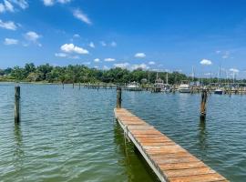 Boho Waterfront Getaway 5 Bedroom Retreat, hotel i Solomons