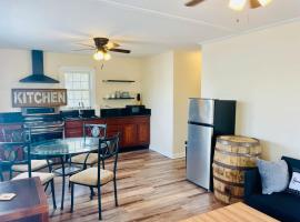 Waterfront Views with King Bed in Solomons Island, hotel i Solomons