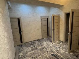 3х комнатная квартира с двумя спальнями, ξενοδοχείο σε Khujand