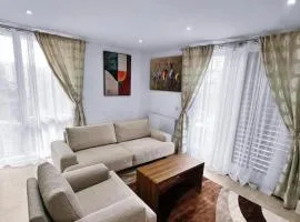 Luxury 2-Bedroom London Apartment, 25mins to Liverpool Street, Balcony, Free Parking