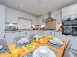 Newly Built Central Townhouse with Garden - Large Driveway, EV Charging - Perfect for Long Term Stays