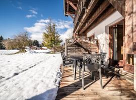 Chalet Triplex avec Piscine - Sauna, hotel in Samoëns