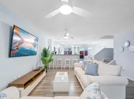 Stylish Townhome w Hot Tub 5 Min Walk to Beach