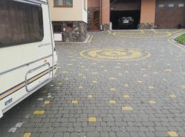 Будинок у Олени, hotel in Pochayiv