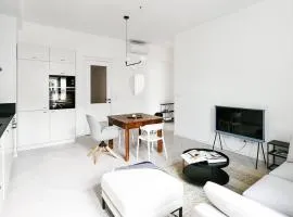 Designer Touch 2-bedroom in Picturesque Area