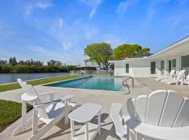 Luxury Beachside 4BR 3BA Waterfront Home