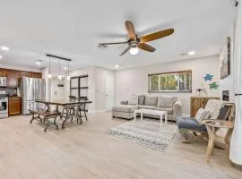 Beach Getaway Townhome Walk to Beach & Downtown