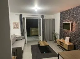 Studio with garden terrace and free parking