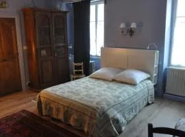 Vaste chambre au centre du bourg