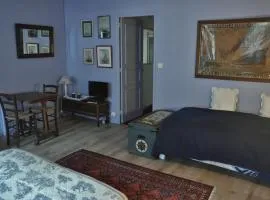 Vaste chambre au centre du bourg