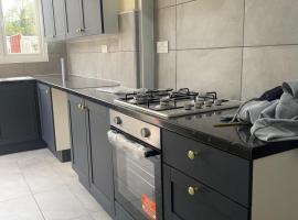 Cheapest Sharing Room Dagenham East Station, hotel in Dagenham