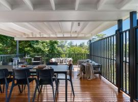 Mollymook Golden Sands - timeless 5 BR beach house, hotel em Narrawallee