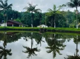 Vila de Casas de Campo Rústica e Aconchegante na Mata Atlântica