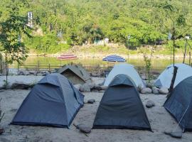 Tribe Riverbank Campsite, hotel i Dawki