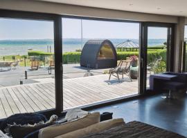 Romantic Oasis and Cozy Coastal Charm, hotel in Skødstrup