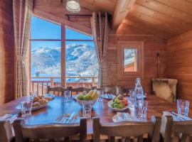 Cosy 4 bedroom chalet with hot tub (Chalet Velours), Hotel mit Whirlpools in Saint-Marcel