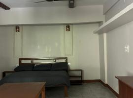 Black Pearl River Side Rooms, hotel a Jajal