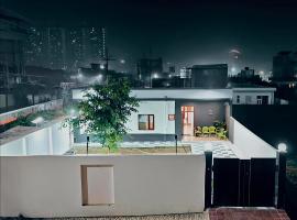 A2 Vista - 4BHK Villa with Lawn Near Expo Mart，位于大诺伊达的别墅