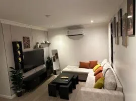 شقة أنيقه غرفتين وصالة بدخول ذاتي