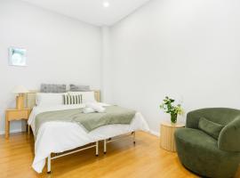 Modern Riverwood Home with Parking & Easy Access, hotel a Riverwood