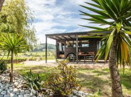 Unique House Bus in Pōhara Beach Minutes Away, Hotel in Pohara
