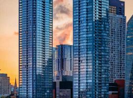 Spectacular Skyline Views - Downtown Montreal - Penthouse & Condo - Pool Spa Parking, hotel v Montrealu