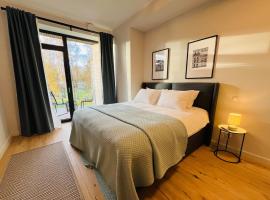 Sunny apartment with a balcony by the sea, hotel v destinaci Ķesterciems