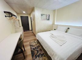 Lunar Lodge 漫月楼 - Mountain Top Tranquil Luxury Rooms at Eco Valley Retreat Balung 豐之谷, hotel di Tawau