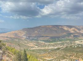 منتجع وفندق جدارا, hotel with hot tubs in Umm Qays