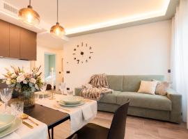 Jacuzzi Luxury 2-Bedroom Apartment Iseo Piazza Garibaldi - Terrace & AC, hotel v destinaci Iseo