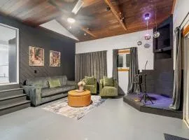 Near Ithaca! Hot Tub! LRG Home! Sleeps 10 Dogs ok!