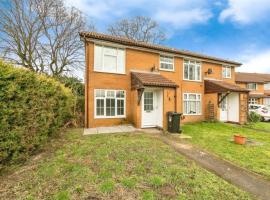 Newly Refurbished One Bedroom Ground Floor Flat, hotel i Earley