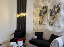 Lux 4 Bedroom House - Jacuzzi Bath Sleeps 9 Free Parking Near Leeds Centre, hotel com banheiras de hidromassagem em Leeds