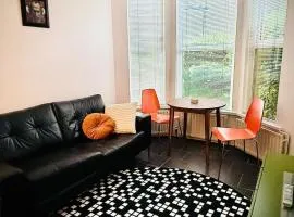 The Duff 1 Bed Flat Walk to Marina Shops and Train