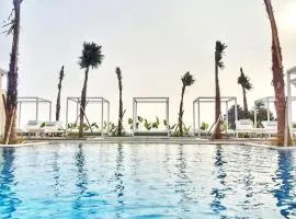 Art Deco Lux Apartment with Mountain View