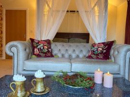 Romantic Luxury Cabin & Hot Tub near New Forest Dorset, hotel i Horton