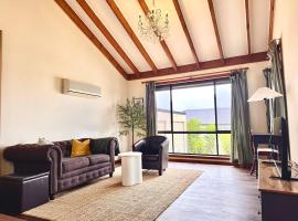 Comfortable 2BR Home in Hallam, hotel in Hallam