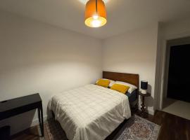 Cozy Double Room in a Quiet Estate Near Airport and Blanchardstown, hotel i Tyrrelstown