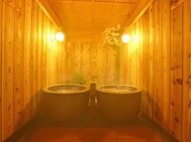 庭音日和 2つの半露天壺湯でくつろぐ宿 大家族向け広々一棟貸し 駐車場2台 浴室2箇所