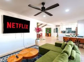 Ella’s Oasis •Heated Pool •Hot Tub • Near Old Town