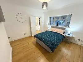 5 Bedroom Brentwood Station Cosy House with Garden & Parking!