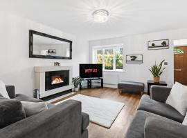 Stylish 3-Bed House in Newton-le-Willows - Private Parking & Garden，位于牛顿勒威洛斯的酒店