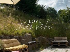 VulkanSkyline mit SterneWellness, ÖkoDesignhaus, Sauna, Kamin, zwei Schlafzimmer, Yogaloft & WLAN, hotel v destinaci Immerath