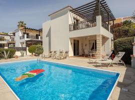 Luxury Pool Villa in Paphos Coral Bay, hotel em Pegeia ou Pegya