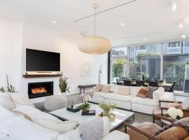 Modern Four-Bedroom Beachfront Home With Panoramic Ocean Views, hotel i Los Angeles