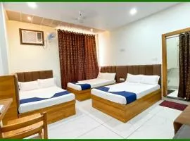 Near Mahakal Temple G- Residency Near Railway Station - Air Conditioned hotel at Prime Location - Lift and Parking - BEST HOTEL IN UJJAIN