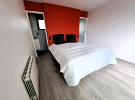 Chambre avec salle de bain privative et borne de recharge électrique T2, hotel in Tourville-sur-Arques