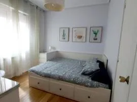 Habitación con baño privado cerca del metro