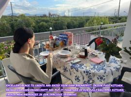 Lidas Golden View-All around veranda apartment, hotel i Nafplio