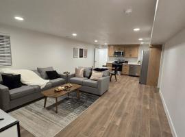 New spacious 2 bedroom apartment، فندق في West Point